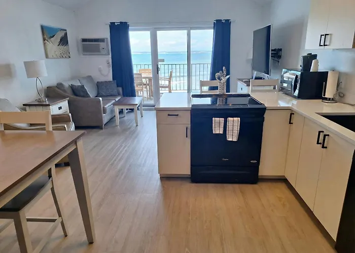 Pointes North Beachfront Hotel - 2 Person Spa Tub Studios Traverse City