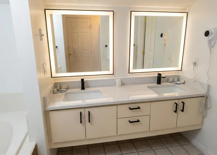 Pointes North Beachfront Hotel - 2 Person Spa Tub Studios Traverse City